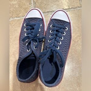 Size 8.5 womens Converse. Blue. Very good condition like new,worn a couple times